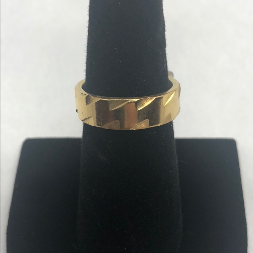 Men’s ring.